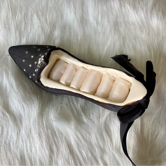 Black satin ring holder - Picture 6 of 6